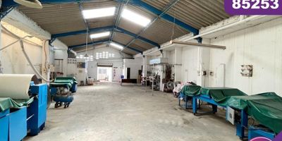 Se vende casa/comercial , ubicada en Barranquilla sector de Chiquinquirá, con un uso del suelo PolígonoPR-5 , cuenta con un área de lote de 379 mt2 y un área construida de 339 mt2 ,  3 habitaciones y 4 baños , actualmente funciona un consultorio odontológico , una bodega y casa familiar  (3 ambientes) , sector de alto flujo peatonal y vehicular con cómodas vías de acceso y facilidad al transporte publico cercano , zona comercial.