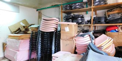 Bodega y dos apartamentos en venta ubicados en el sector del barrio El Rosario en la ciudad de Barranquilla , la bodega esta en el primer piso , el cual cuenta con un área de 130m2 dispone de 2 baños y una oficina , fachada con vista a la calle , en el segundo piso están ubicados 2 apartamentos de 2 habitaciones y un baño cada uno, cocina , área de labores , zona de labores , uno de los apartamentos cuenta con balcón.