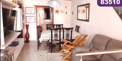 Casa en arriendo ubicada en el sur de la ciudad de barranquilla en el barrio las moras norte -  en el primer piso son 2 habitaciones y un baño - cocina - área de labores - en el segundo piso son 3 habitaciones - un baño - cocina - área de labores - balcón - la casa es esquinera - cerca a la vía principal.