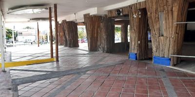 Local comercial ubicado en buen sector de la ciudad - cerca almacenes de cadena sobre vía principal - esquinero - esta permitida varias actividades comerciales.