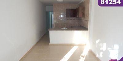 Apartamento dúplex en arriendo en la ciudad de Barranquilla ubicado en el barrio El Carmen, en con un área aproximada de 105 mt2, distribuidos en 3 habitaciones, 2 baños, sala – comedor, cocina semi integral, zona de labores, lado sombra, buena distribución en sus áreas con buenos y modernos acabados, es fresco y acogedor, su entorno es tranquilo, residencial con cómodas vías de acceso y facilidad al transporte público cercano.