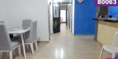 Apartamento en venta en la ciudad de Barranquilla ubicado en el barrio La victoria, la edificación cuenta con 3 pisos y el apartamento se encuentra en primera planta, con un área aproximada de 122.28 mt2 , a cuerpo cierto esta dividido en 2 apartamentos cada uno cuenta con 2 habitaciones, uno cuenta con 2 baños y el otro con 1 baño, y un total de 2 parqueaderos, los predios cuentan con buena distribucion en sus áreas, con buenos y conservados acabados, son fresco y acogedores,  su entorno es tranquilo, residencial con cómodas vías de acceso y facilidad al transporte publico cercano, sobre el sector puede encontrar, parques, colegios, supermercado y clínica cercana.