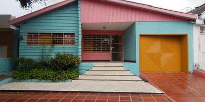 Casa en venta ubicada en el barrio Delicias de la ciudad de Barranquilla. Cuenta con un área de 324mt2 - 3 habitaciones - 3 baños - cuarto y baño de servicio -  1 garaje -  patio - terraza - cerca a centros comerciales - ferreterías - transporte publico cercano - sector tranquilo - cerca a estación de policía