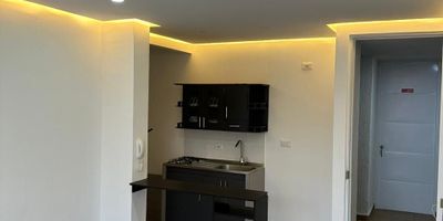 ALQUILO apartamento unidad residencial ROSETO, EN JAMUNDI PARQUE NATURA, Piso sexto, cuenta con sala y comedor, cocina semiintegral., bonitos acabados., dos alcobas, NO TIENEN CLOSET, SOLO UN BAÑO  comparten baño., parqueadero propio un vehículo. mas información con INDIRA OYOLA 3104005590