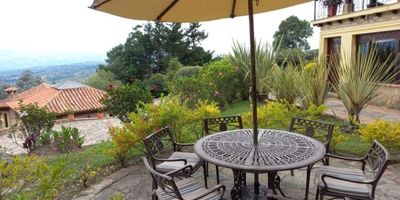 Casa Margarita: Hermosa casa campestre en la encantadora Villa de Leyva. A 5 min. del pueblo, vía Arcabuco. La mejor vista al pueblo, la montaña y el Valle. Catalogada como uno de los mejores lugares para vivir, descansar, contemplar y ser feliz.346 m28 Habitaciones6 BañosSala- comedor con chimeneaTerrazasBBQCapacidad 23 pax