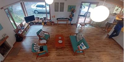 En este bellísimo paraje de Diecinueve mil doscientos tres mts cuadrados, rodeado de bosque nativo, a quince minutos de Villa de Leyva , colindando con el Rio Cané, se construyo esta moderna  casa cuyo moderno diseño desarrollado en Doscientos Metros cuadrados, en madera, concreto y granito de doble altura ,permite una practica cocina abierta, espacio social con chimenea, versátil lavandería, tres cómodos baños,  amplios ventanales, luz natural a raudales, lo que constituye parte del encanto de esta casa, complementa un bosque caminable en toda su extensión. Todos los servicios, internet, acueducto y energía. Acceso por vía secundaría.