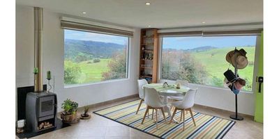 Casa campestre de doscientos metros en un espectacular lote de casi 13.600 metros, maravillosa vista, cancha de fútbol, casa de mayordomo, bodega, área de juegos, zona para asados. La casa consta de tres habitaciones, dos baños más el social, sala comedor, estudio, amplia cocina y zona de lavandería. Excelente localización, cerca al Hotel Spa y a ocho minutos de la Calera.