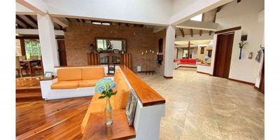 Hermosa casa en Tenjo! Espacios de lujo, construcciòn de muy buen gusto , hermosa vista a la montaña,1 hectarea ! 560m2 construidos, sistema de seguridad con càmara, 4 habitaciones cada una con su baño, 3 salas, una gran chimenea, cocina integral con isla, techos altos con bigas de madera, jardines al rededor con paisajismo, grandes espacios exteriores, convivial zona de BBQ . Vereda el Chacal.