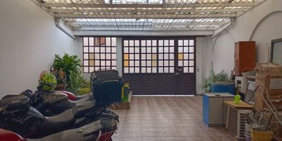 Espectacular casa de 195 m² ideal para uso comercial, distribuida en 2 niveles y diseñada para ofrecer funcionalidad y comodidad. En el primer nivel cuenta con área de parqueo para aproximadamente 5 vehículos, un amplio espacio abierto, bodega y baño.
En el segundo nivel encontrarás sala de juntas, puestos de trabajo, 2 baterías de baños, cocineta y área de depósito, ofreciendo todos los espacios necesarios para operar de manera eficiente. Ubicada estratégicamente cerca de zonas comerciales, parques y vías principales, esta propiedad combina excelente ubicación con versatilidad para diferentes usos comerciales.