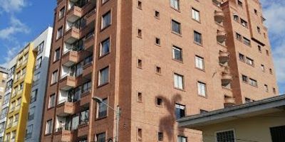 Apartamento en venta en Los Alpes de Pereira. Cuenta con un área de 120m2, 3 habitaciones, 3 baños, 2 parqueadero cubierto, Cocina Integral, Sala-Comedor, Gas Domiciliario, Calentador a Gas, Zona de Ropas, Habitación del Servicio, Balcón, Cuarto Útil, Conjunto Cerrado, Ascensor, Vigilancia, Salon Social, Parqueadero Visitantes.