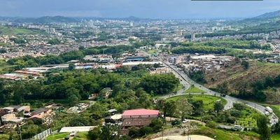 Exclusivo proyecto de LOTES campestres ubicados en la zona mas privilegiada de la ciudad de 
Dosquebradas. Un condominio cerrado de 21 lotes con escritura individual.
Único proyecto donde todos los lotes cuentan con una ubicación  estratégica que permite disfrutar de una hermosa vista panorámica a la ciudad y a los mágicos atardeceres del eje cafetero.

Lotes de todas las topografías, planos, mixtos y ondulados con áreas desde los 600 a los 1500 Mt2, se entrega cada lote con cerca viva eugenias, vías internas pavimentadas, alumbrado público con paneles solares, acceso a todos los servicios como agua de acueducto, energía y gas natural, portería eléctrica con conserje, sendero ecológico y parqueadero para visitantes.

En este paraíso podrás construir la casa de tus sueños y personalizarla a tu medida.

Este proyecto premium campestre es tan cerca de la ciudad que te permite tener acceso a servicios básicos como supermercados, restaurantes, farmacias, colegios, iglesias, estaciones de gasolina y a transporte público a tan solo unos metros de la portería.

Escríbenos para tener acceso a disponibilidad y  planes de financiamiento. Agente YAMILETH LONDOÑO