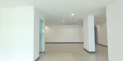 OFICINA EN ARRIENDO EN CHICÓ NORTE Moderna oficina en Arriendo ubicada en el exclusivo sector de Chicó Norte, esta moderna oficina de 85 M2 en el quinto piso es el espacio ideal para llevar tu negocio al siguiente nivel. Con una distribución eficiente y acabados de alta calidad, esta oficina ofrece un ambiente profesional y elegante. La oficina cuenta con un baño privado y dos parqueaderos, proporcionando comodidad y facilidad para ti y tus empleados. La vista exterior garantiza un entorno de trabajo agradable y luminoso, ideal para mantener la productividad y el bienestar en el día a día.
Situada en una zona de alta demanda, con fácil acceso a principales vías y transporte público, esta oficina se encuentra rodeada de restaurantes, bancos y otros servicios esenciales, asegurando que todas tus necesidades empresariales estén cubiertas.
No pierdas la oportunidad de establecer tu negocio en esta oficina privilegiada. Agenda tu visita hoy mismo y descubre el lugar perfecto para trabajar.