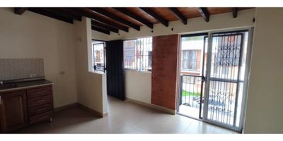 Arriende este cómodo apartamento de 65 m² en El Carmen De Viboral, Antioquia. Ubicado en el barrio Brisas del Campo, este apartamento reformado en el segundo piso cuenta con 3 habitaciones y 2 baños, siendo una excelente opción para vivir. El canon de arriendo es de $1,200,000. Para más información o para visitar el inmueble, puede usar la opción de WhatsApp, quiero que me contacten o ver teléfonos.