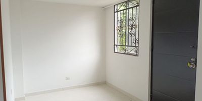 Casa en arriendo en unidad cerrada cerca a parques, restaurantes y servicios complementarios. Piso en porcelanato, tres niveles, sala comedor, 3 alcobas con baño en la principal, cocina integral cerrada, alcoba de servicio y zona de ropas. Conjunto cerrado con salon social, parques infantiles, zonas verdes, vigilancia 24 hrs y circuito cerrado de tv.  Inmuebles sujetos a verificación de disponibilidad.
