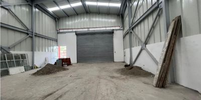 Se arrienda excelente local en la Enea, consta de 270 metros, con posibilidad de luz trifacica, con puerta electrica y todo para estrenar. 

Entrega inmediata. 
