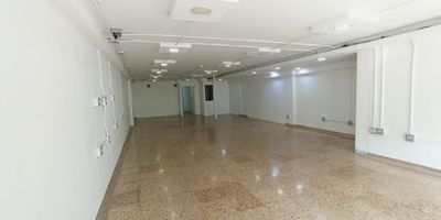 Local comercial para arriendo, en importante sector comercial de Medellín, cuenta con 145 m , baños, puerta vidriera, amplios espacios, persiana, excelente ubicación sobre avenida principal, anímate y agenda ya tu cita.