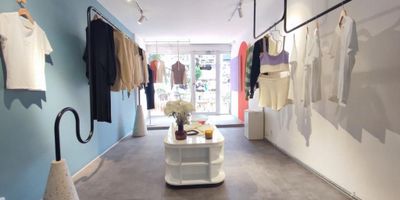 Excelente casa comercial de dos niveles para la venta en El Nogal. En exclusivo sector calle de los anticuarios. Ideal para posicionamiento y expancion de marcas de retail. En su interior encontrará amplios espacios, vitrina de piso a techo, lo que le proporciona una excelente visibilidad al interior e iluminación natural. La casa cuenta con un excelente diseño y distribución, Oportunidad para inversionistas, actualmente se encuentra rentando. Cerca de vías principales con fácil acceso, como, Carrera 9, 7 y calles 80 y 77. Cerca de entidades financieras, centros comerciales como Centro Andino, Atlantis y El Retiro. transporte público, notarias, restaurantes y parques. Contáctenos.