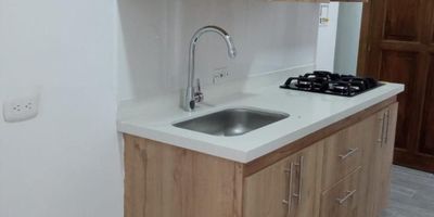 Apartamento en venta en El Carmen De Viboral, Antioquia. Ubicado en el barrio El Centro, este inmueble de 65 m² ofrece dos cómodas habitaciones con closet y dos baños completos. Cuenta con sala comedor, cocina independiente y práctico patio de ropas. El apartamento se encuentra en el primer piso y dispone de un parqueadero. Su ubicación en el sector La María, Centro, brinda fácil acceso a servicios. Listo para habitar y con un precio de venta de $280,000,000. Contáctenos para más información o para programar una visita a través de WhatsApp, la opción quiero que me contacten o ver teléfonos.