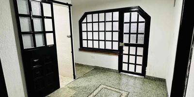 [ARR] ID HOUM: 142801

Entérate de todos los beneficios al arrendar con nosotros:
    • Asistencia e intermediación con el propietario
    • Firma tu contrato online
    • Arrienda sin burocracia, sin papeleos ni notarías

Departamento en arriendo, ubicado en el barrio El Condado, con una superficie construida de 72.00 m² y superficie total de 72.00  m². 

Sus principales características son:

    • No amoblado
    • 2 dormitorios
    • 2 baños
    • No Admite mascotas
    • 1 parqueadero
    • Año de construcción: 2010
            
Si arriendas con nosotros, te brindamos asesoría personalizada durante todo el proceso.
        

Requisitos para arrendar con nosotros:

    • Arrienda sin codeudor*, fácil, rápido y seguro
    • Demuestra un ingreso mensual neto de al menos 2.5 veces el valor del arriendo (los ingresos mensuales se pueden complementar por las personas que vivirán en este inmueble)
    • Completa tu información básica y mándanos tus extractos bancarios o documentos que demuestren tus ingresos
    • No debes tener reportes negativos en centrales de crédito
        

IMPORTANTE:

    • Te invitamos a agendar una visita a esta propiedad
    • Si tienes alguna duda por favor puedes solicitar más información desde los portales como también contactarte directamente con nosotros
    
Más que una inmobiliaria, somos Houm.
*Aplican T&C