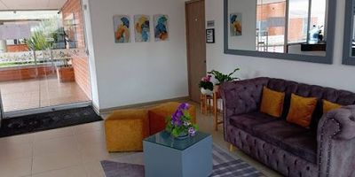 Si Vendo hermoso apto en el Conjunto Fioreste El Rosal Cundinamarca. El apartamento está ubicado en piso 3, consta de sala - comedor con balcón, cocina integral abierta, zona de lavado, 2 alcobas con closet, la principal con baño, estudio cerrado o tercera alcoba, baño social. Valor en Venta $190.000.000. Actualmente se encuentra arrendado.  En Quantum Inmobiliaria encontrarás un aliado en el proceso de compra, permítanos asesorarle. 613-1127