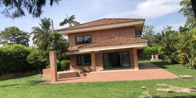 Venta casa campestre de 2 nivel en La Morada, Jamundí. Excelente ubicación dentro del condominio, Casa amplia, independiente, Tranquila, Rodeada de naturaleza, Área lote 750 m2. Área construida 300 m2. Consta de  3 habitaciones con closet, la principal con baño, baño de alcobas, estudio, cocina, sala, comedor, baño social, zona de oficios, cuarto de servicio con baño y closet, hermosa zonas verdes, jacuzzi. Cerca a supermercados como el Éxito de Alfaguara, colegios y universidades. Info Indira Oyola 310-400-55-90 Sandra Hurtado 320-579-13-34