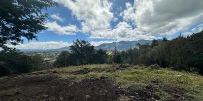 Lote en venta en Rionegro, Antioquia, en el Sector Aguas Claras, vía La Ceja. Este terreno de 90.16 m² se ofrece con topografía mixta, ideal para un proyecto específico, y cuenta con servicios de agua natural. Disfrute de una vista panorámica. La propiedad dispone de vigilancia, aportando seguridad. Ubicado en estrato 3, con un precio de $3.500.000.000. Si desea más información o agendar una visita, contáctenos vía WhatsApp, solicite que le contacten o consulte los números de teléfono.