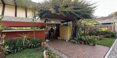 Casa campestre en ARRIENDO/VENTA cuenta con sala comedor y chimenea, 3 habitaciones (principal con baño y vestier), habitación auxiliar con baño, baño social completo, cocina integral abierta, zona de ropas amplia, cuarto de herramientas, cuarto útil. Arboles frutales y nativos, tanque de agua, acueducto veredal.