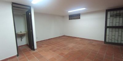 Ubicado en el Centro de La Ceja, Antioquia, este local comercial está disponible para arriendo. Ofrece 28 m² de área construida y privada, incluyendo un baño. Situado en el primer piso, el inmueble cuenta con vigilancia para mayor seguridad. Con una antigüedad de solo 1 año, es un espacio moderno y bien conservado. Su canon de arriendo es de $1.000.000. Este local representa una excelente oportunidad para su negocio en una zona de alta visibilidad. Existe también la opción de venta. Si desea conocer más detalles, contáctenos por WhatsApp, teléfono o agende su visita.