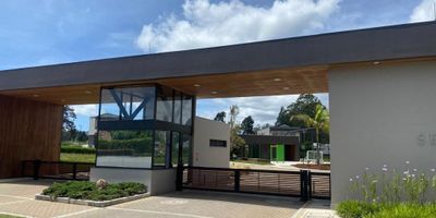 Lote para VENTA en unidad cerrada, excelente ubicación, topografía plana.  Cerca a zonas comerciales y supermercados.