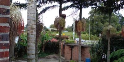 Apartamento en ARRIENDO de 3 habitaciones (principal con vestier y baño), estudio, sala comedor, cocina, habitación del servicio, lavandería.