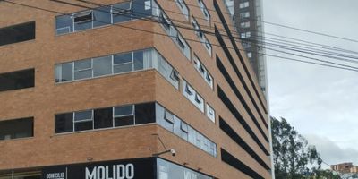 Local en venta en Rionegro, Antioquia, ubicado en Portón del Tranvía. Este espacio comercial de 64 m² construidos, con un precio de venta de $320.000.000, se encuentra en el primer piso de un mall comercial. Dispone de 1 baño y cocineta, y se entrega amoblado, listo para su uso. Ideal para establecer su negocio en una zona de alto flujo y potencial. Contacte para más detalles o agendar una visita: WhatsApp, quiero que me contacten, ver teléfonos.