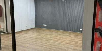 Oficina consultorio en ARRIENDO, área 25 m2, en pasaje comercial, tercer piso, a 1 cuadra del parque principal de Rionegro, canon $1.200.000 más servicios, incremento anual ipc más 2 puntos, estudio por aseguradora sura.