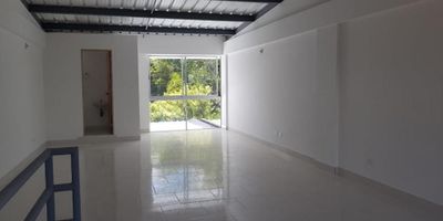 Excelente oportunidad de venta en Rionegro, Antioquia. Este local, ubicado en el primer piso del reconocido Mall El Hato, ofrece 110 m² de área construida distribuidos en dos niveles. Cada nivel cuenta con su propio baño, lo que brinda gran versatilidad. El local se entrega amoblado, listo para iniciar su actividad comercial. Dispone de parqueaderos comunes para comodidad de clientes y personal. Ideal para negocios que buscan una ubicación estratégica en Rionegro. Contáctenos para más detalles sobre este local comercial en venta. Queremos que nos contacten, puede usar las opciones de WhatsApp o ver los teléfonos.