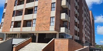 Local comercial en El Carmen de Viboral. Área interior 29,57 m2. Área en terraza escriturada al local y registrada en el RPH 5,78 m2.Área en bodega 8,59 m2. Área total 43,94 m2.