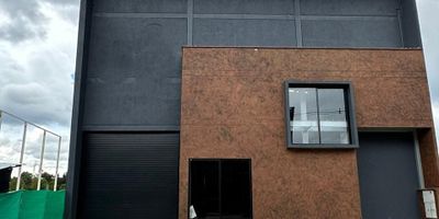 Bodega para ARRIENDO industrial/logística, parque industrial zona E para estrenar, exclusivo sector de  Llanogrande detrás del aeropuerto Jose Maria Cordova, 700m2 vía a zona franca (Rionegro - Antioquia), área 943m2, área piso 1 802m2, mezanine 141 m2,  canon $24.000.000 + administración + IVA, ALTURA LIBRE BODEGA: 12,5 METROS LIBRES, ENERGÍA: transformador 75 kva, red contra incendio punto cero, red de gas, parqueadero de visitantes exteriores, puerta - altura: 5 metros de ancho, puerta 4,8 metros, 1 baño mujeres y 1 baño hombres, piso reforzado hasta 5 toneladas, porteria 24 horas, valor administración $308.605, contrato minimo por 3 años.