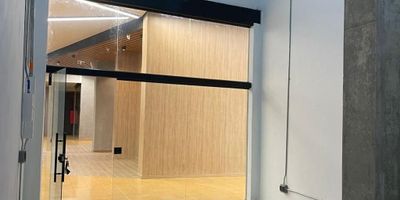 Local comercial en arriendo en Rionegro, Antioquia. Este local interno, ubicado en el barrio Santa Ana, sector Los Colegios, ofrece 29 m² construidos y se encuentra en el primer nivel. Es ideal para estrenar su negocio, destacándose por su doble altura que permite la futura adaptación de un mezanine, maximizando el espacio útil. Su ubicación en una zona de Estrato 5 garantiza un entorno adecuado para su emprendimiento en Rionegro. Aproveche esta oportunidad para establecer su comercio. Canon de arriendo: $3,500,000. Para más detalles o coordinar una visita, puede contactarnos vía WhatsApp o ver nuestros teléfonos.