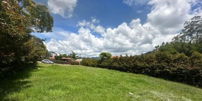 En venta: lote de 709 m² en El Retiro, Antioquia, ubicado en el barrio EL RETIRO, sector Parcelas del otro lado. Esta propiedad ofrece la oportunidad de construir en una unidad cerrada con topografía plana. Disfrute de la cercanía a la zona urbana, ideal para quienes buscan un espacio tranquilo y accesible. El precio de venta de este lote en El Retiro es de $834.000.000. Para más información o para agendar una visita, puede contactarnos por WhatsApp o solicitar que lo llamemos.