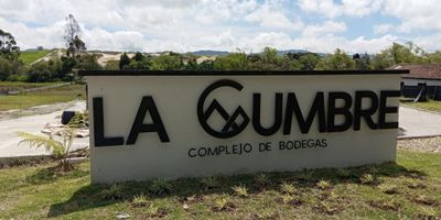 Lotes para  bodegas en excelente ubicación,  sobre vía  principal  La Ceja - La Unión. Las áreas de los lotes van de 200 m2 a 300 m2, y los valores de venta de $390.000.000 a $561.000.000. Cuentan con matrícula inmobiliaria independiente, licencia de construcción - respetando fachada.