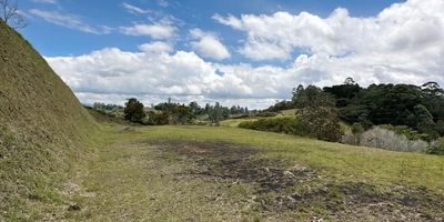Excelente oportunidad de inversión, lote en parcelación, topografía mixta ondulada, cuenta con arboles nativos,  (Zona campestre con proyección de alta valorización).

Características:
-Topografía mixta
-Vías y andenes adoquinados
-Redes eléctricas subterráneas
-Sector rodeado de naturaleza
-Sendero ecológico con lago, zona de descanso e iluminación
-Portería 24/7