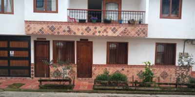 Apartamento para la venta en el Carmen de Viboral urbanización Villa Tulia, sector campo alegre, el apartamento cuenta con mesón de la cocina en piedra, y madera de la cocina y de closet en roble.

Somos un equipo comprometido y apasionado por el sector inmobiliario. Buscamos siempre transmitir nuestro conocimiento y experiencia a los clientes para encontrar su lugar perfecto acorde con la calidad de vida que esperan tener.