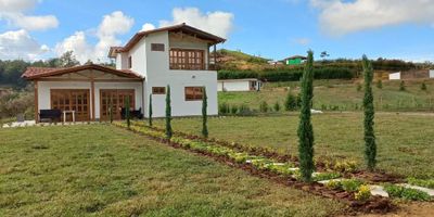 Hermosa Casa: Con senderos ecológicos con más de 100 frutales.
Nacimiento y quebrada que limita.
Entrada pavimentada. zona de huerta