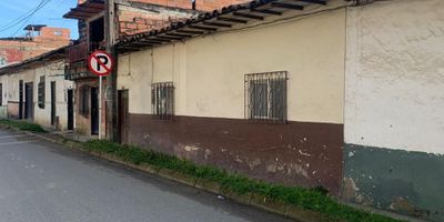 Proyecto para 16 aptos (4 x piso) local comercial,  10 parqueaderos (en el primer nivel).
Concepto norma urbanística.