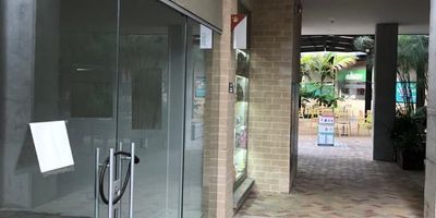 Local con acometidas para baño y aire acondicionado, un pozuelo, red contra incendios, puerta vidriera corrediza, piso en cerámica.