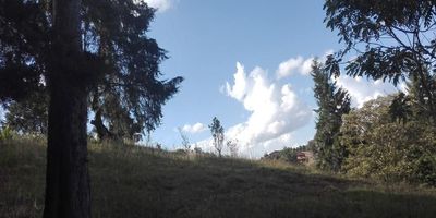 En Rionegro, Antioquia, se ofrece en venta este lote en la Vereda La Mosquita. Ubicado en una zona de alta valorización, ideal para su inversión. Disfruta de buenas vías de acceso que facilitan la conexión y una hermosa vista que complementa el entorno. Este terreno en Rionegro representa una clara oportunidad para desarrollar su próximo proyecto. Interesado en este lote? Contacte a través de WhatsApp, quiero que me contacten o vea los teléfonos disponibles.