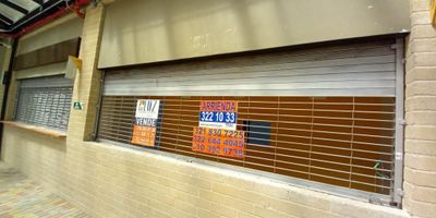 Local comercial en venta en Rionegro, Antioquia, situado en el barrio Santa Ana. Este inmueble de 30.80 m² se encuentra en el primer piso de una plazoleta de comidas. Su buena ubicación garantiza visibilidad y acceso, ideal para diversos negocios. Disfruta de cómodas vías de acceso, facilitando la llegada de clientes y proveedores. Una oportunidad para establecer su comercio en una zona de constante movimiento. Conozca más sobre este local en Rionegro. Contáctenos para más información vía WhatsApp, ver teléfonos o para agendar una visita.