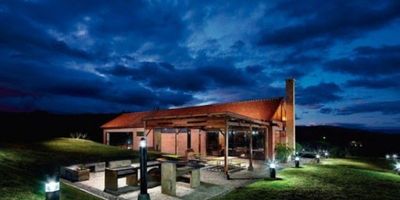 LOTE PARA LA VENTA UBICADO EN LA CALERA. Conjunto Valle Alto de la Pradera. Valle alto es un conjunto residencial de casas campestres modulares de un solo piso y sin desniveles, ubicadas en el municipio de la calera. Las casas tienen 2, 3 ó 4 alcobas, alcoba de servicio, cocina tipo americano, amplias zonas sociales y opción de estar, el conjunto cuenta con zonas comunes como gimnasio, zona BBQ, gimnasio, cancha múltiple, juegos infantiles, golfito.