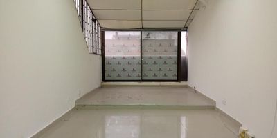 OFICINA EN ARRIENDO SANTA BARBARA USAQUEN. Ubicado en edificio Epcocentro. En piso sexto con amplios espacios y ventanales que dan gran iluminación natural en todas sus áreas con excelentes acabados. Sector con buenas vías de acceso como, Av. carrera 15, Av. carrera 19, Calle 122 y fácil acceso a transporte público o paraderos del Sitp. Cerca al Centro Comercial Unicentro, entidades financieras, notarias, Restaurantes, Iglesias, etc. .