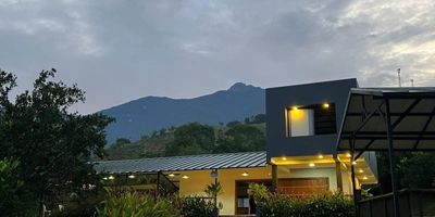 Terreno de 10.000 mt2, casa principal de 380m2, 3 habitaciones, la habitación principal de 25 mt2 con baño Vestier, 2 baños sociales, cocina integral con alacena, sala comedor, zona de ropas, 1 sala exterior de 40 mt2 unido a la casa principal y un espacio exterior de 30 mt2.Casa&nbsp;auxiliar de 50 m2 con habitación y sala comedor, BBQ, parqueaderos.&nbsp;Propiedad doble propósito apta para restaurante o negocio turístico.
Finca con 4 nacimientos de agua, 3 lagos en producción (tilapia), frutales en producción de mandarina, naranja, limones, mango, zapote, chirimoya, carambolos dulces, guanábana, guayaba, piña, huerta casera, aguacate, plátano, yuca.