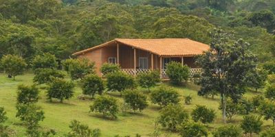 Finca en venta con área de predio  de 12 fanegas, 77.550 metros ubicado en la vereda Alto cantando, con  2.500 arboles de guayaba, tiene una casa de 3 habitaciones, dos baños, cocina,  excelente luz natural, agua de acueducto veredal y concesión  de agua de la quebrada.