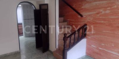 Desde sus inicios, el Tintal ha tenido un crecimiento exponencial en materia residencial, con la aparición de numerosos conjuntos de casas y apartamentos interconectados entre sí en un modelo de ciudadela única.

Esta casa con excelente ubicación en este sector, es ideal para inversionistas. Está compuesta de 3 alcobas, 2 baños, sala comedor, cocina integral, pisos en baldosa y paredes en cerámica. El conjunto cuenta con salón comunal, parqueadero, zonas verdes y vigilancia 24/7.

A la vista, se hacen visibles entre las vías de rápido acceso, instituciones emblemáticas de carácter educativo como Colegios y la Universidad Agustiniana, Universidad Colegio Mayor de Cundinamarca y Universidad Pública de Kennedy*. Además de Supermercados, Centros Comerciales como el Tintal y Hayuelos, Biblioteca Pública, Zona bancaria y paraderos del SITP.